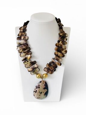 Coastal Luxe Chunky Shell Statement Necklace w/ Pendant